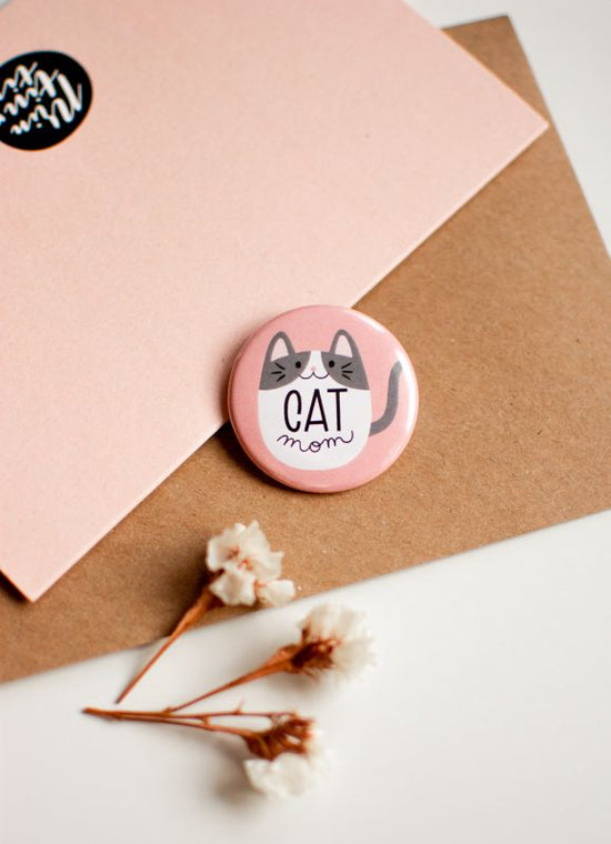 Cat Mom – Illustrated Button Pin, ⌀ 37 mm