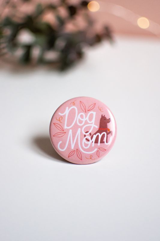 Dog Mom – Illustrated Button Pin, ⌀ 37 mm